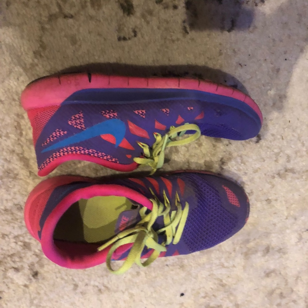 nike bright size 5Y sneakers